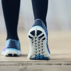Kolorowe buty sportowe na nogach, idealne na trening, ale czy sprawdzą się jako buty do klubu?