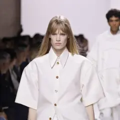 Modne bluzy 2026: Fasony, kolory, stylizacje Odkryj swój styl!