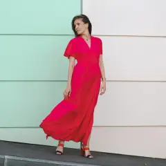 Elegancka, czerwona sukienka maxi z kopertowym dekoltem to idealna propozycja, jaka sukienka na wesele dla 40 latki.