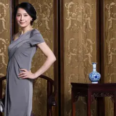 Elegancka mama pana młodego w szarej sukience, idealna stylizacja na ślub.