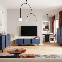 Nowoczesny salon z granatowymi meblami i ekstrawagancką lampą. W tle stół z krzesłami.
