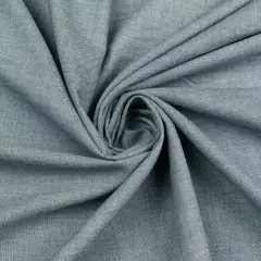 Szara wiskoza, zwinięta w spiralę. Czy wiskoza się gniecie? Ten materiał wygląda na miękki i podatny na zagniecenia.