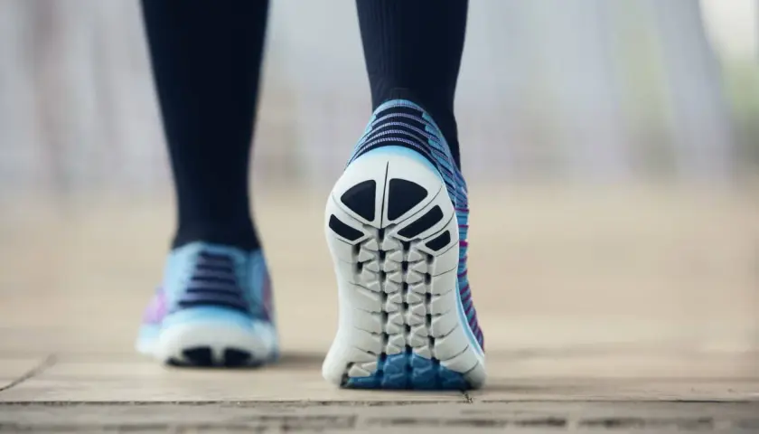 Kolorowe buty sportowe na nogach, idealne na trening, ale czy sprawdzą się jako buty do klubu?