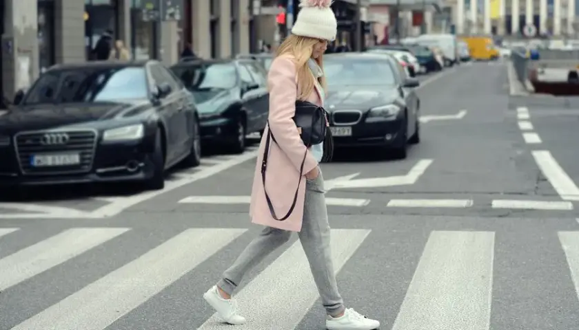 Jaka czapka do różowej kurtki? Porady stylistki!