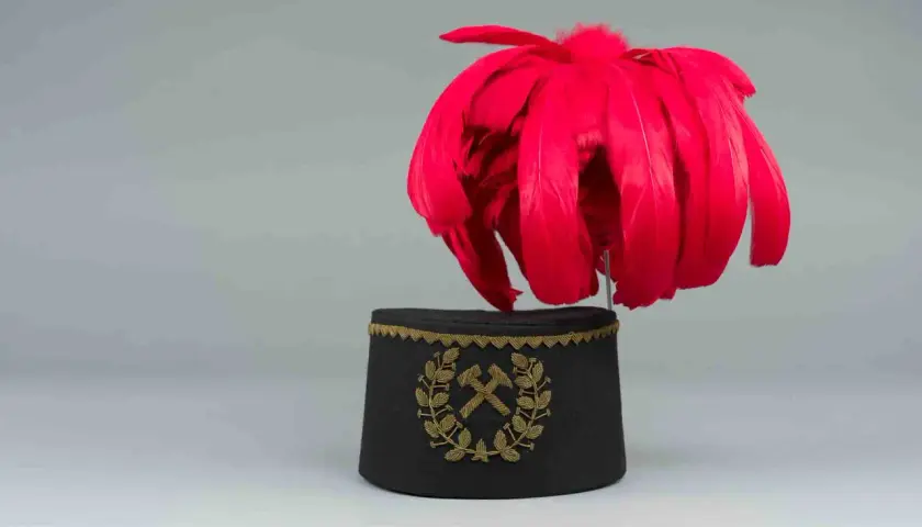 Czako górnicze: Co symbolizuje galowa czapka górnika?