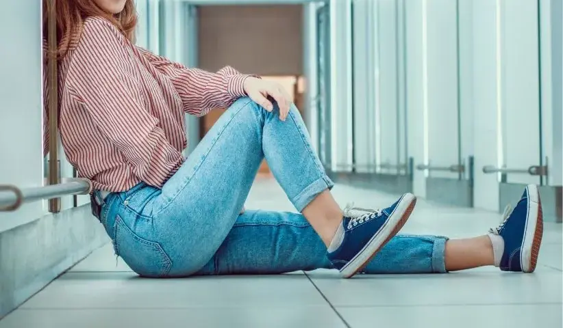 Granatowe botki: Stylizacje, które odmienią Twój look! Z czym łączyć?