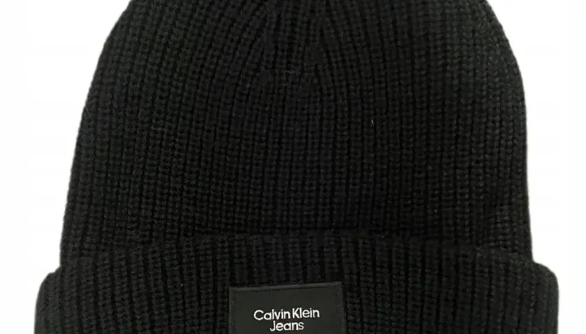 Czapki Calvin Klein: Ceny (120-350 zł), gdzie okazje i jak unikać podróbek?